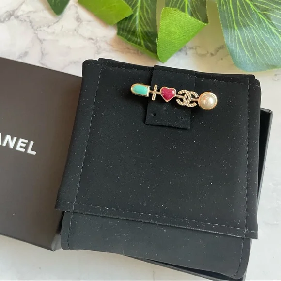 Chanel arrow heart brooch - Picture 2 of 5